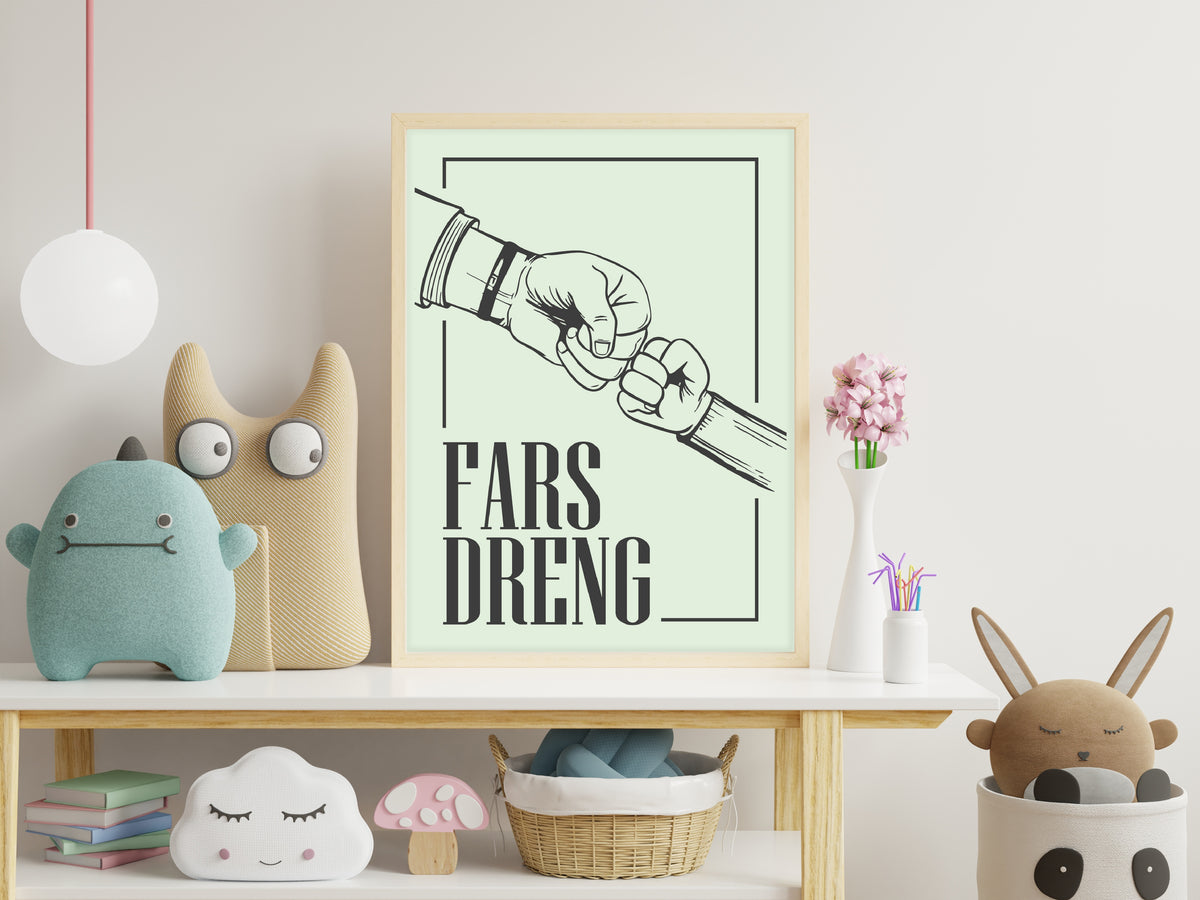 Grøn Fars Dreng plakat med fist bump motiv hængende på et lyst børneværelse