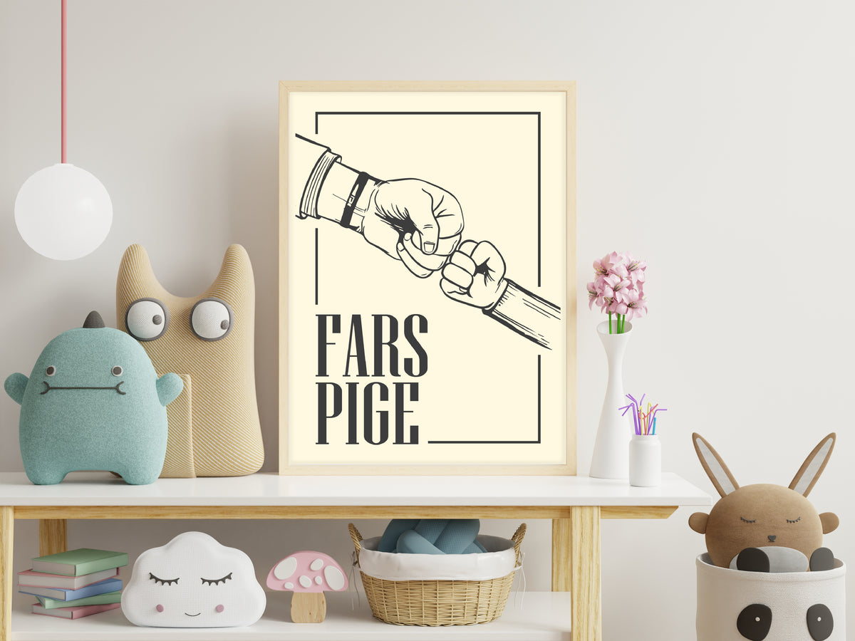 Gul Fars Pige plakat med fist bump motiv hængende på et lyst børneværelse