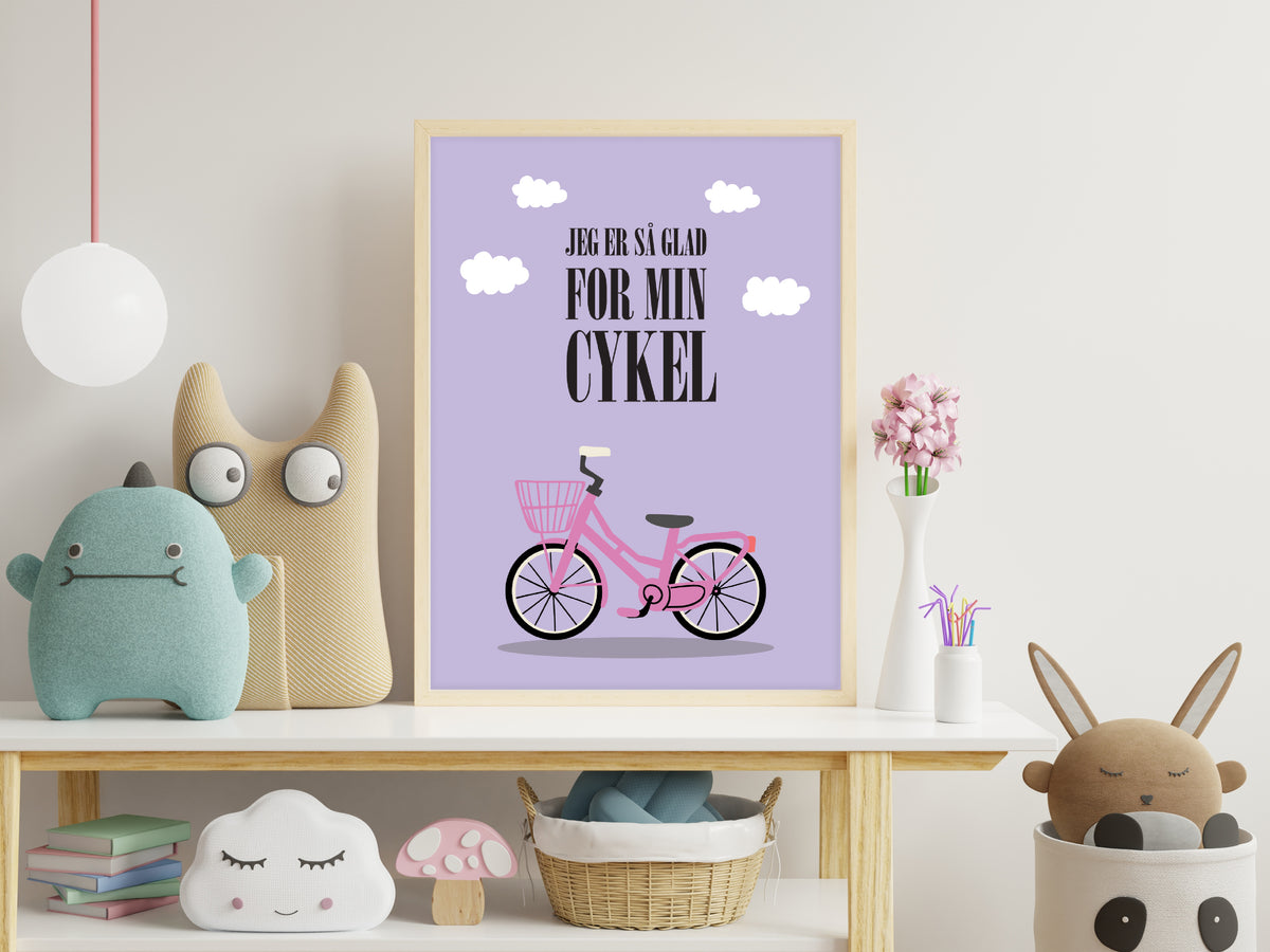 Lilla børneplakat med cykelsang hængende på et lyst børneværelse