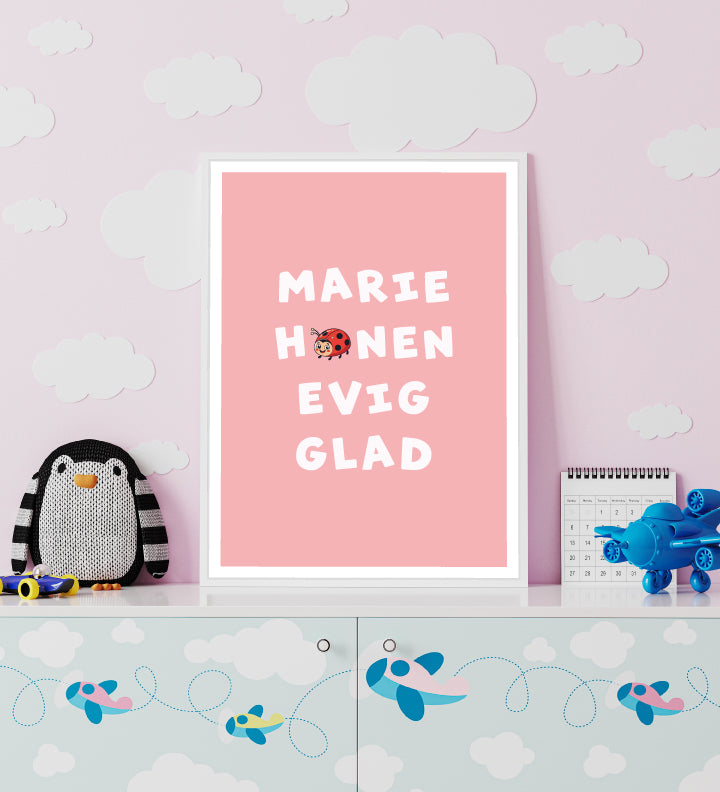 Mariehønen Evigglad børneplakat hængende på et lyst børneværelse