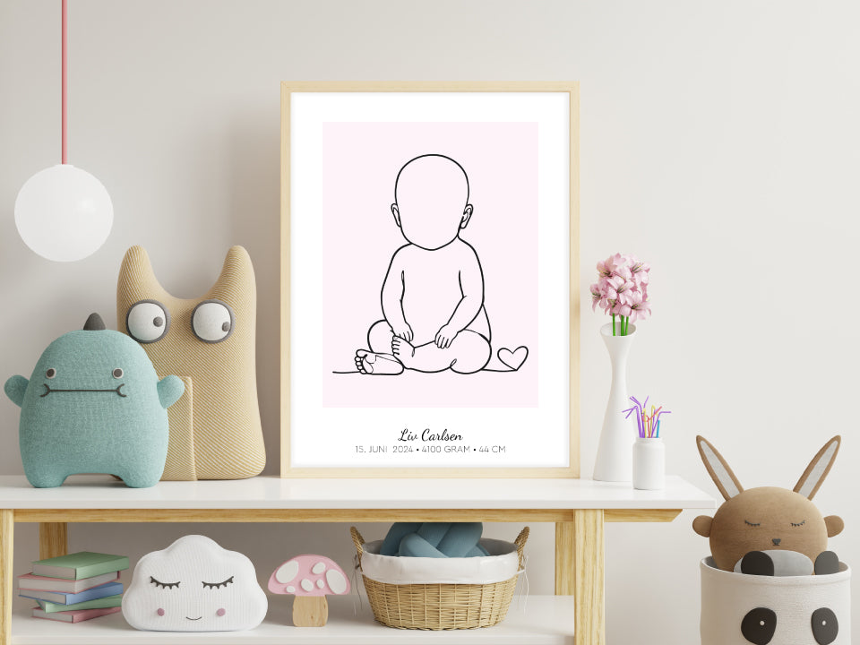 Baby-plakat med stregtegning af siddende baby ophængt i børneværelse, babypink baggrund